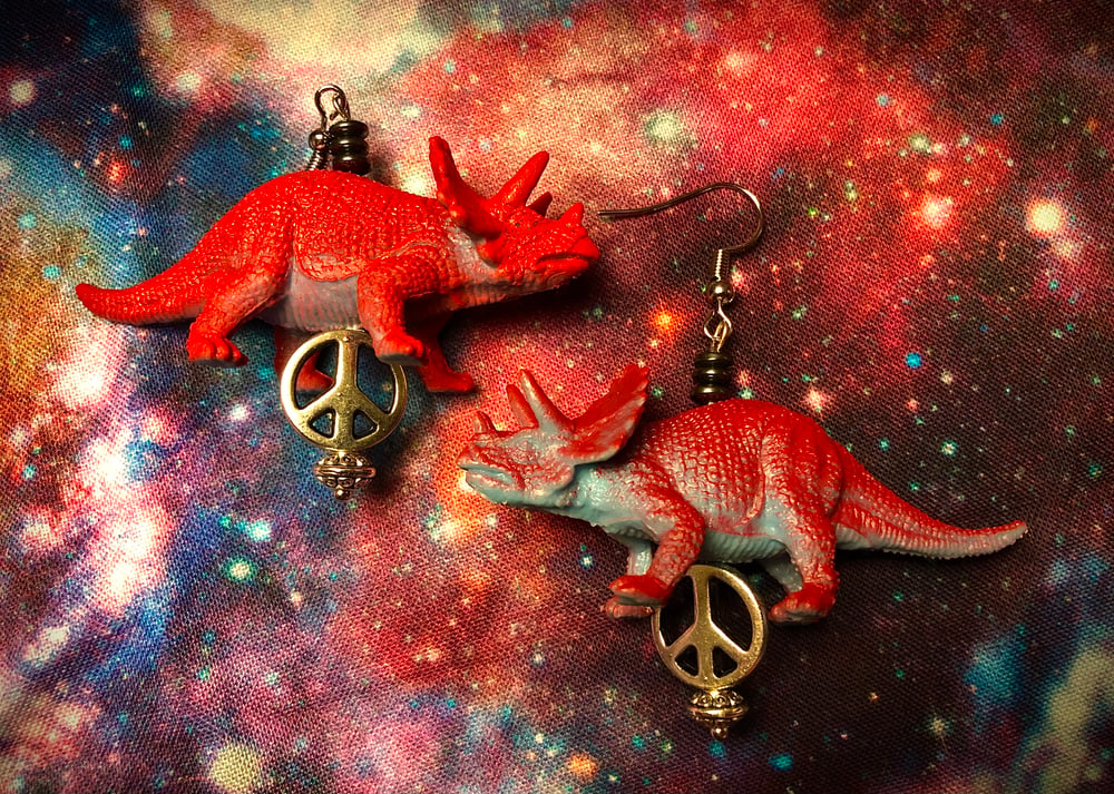 Dinosaur earrings! Yabba Dabba Yaaaaas! 