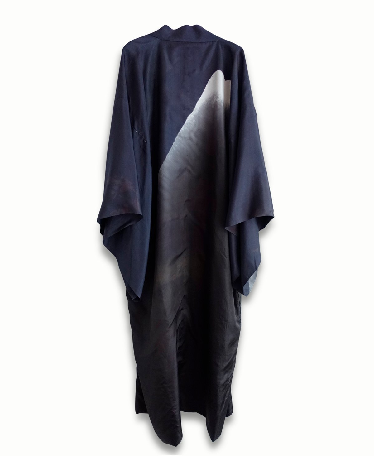 Image of Sort-grå silke kimono til herre med Mount Fuji's silhuette