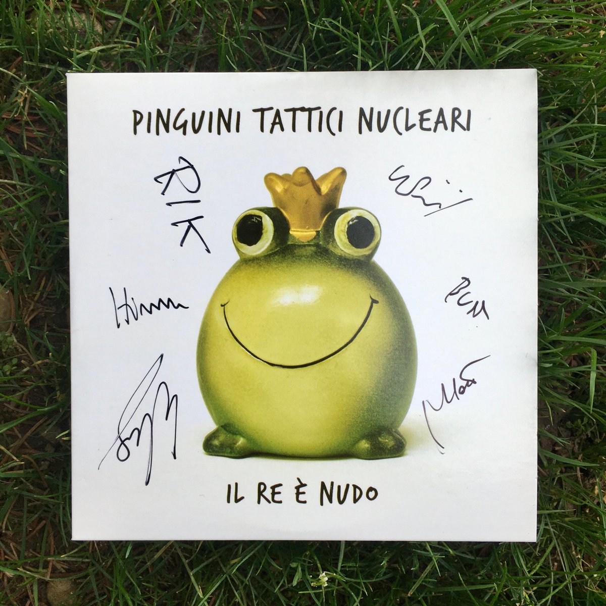 Image of Pinguini Tattici Nucleari - Il re è nudo (CD autografato)