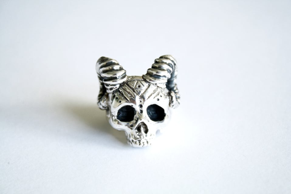 Image of Bague Memento Mori Cornes Argent
