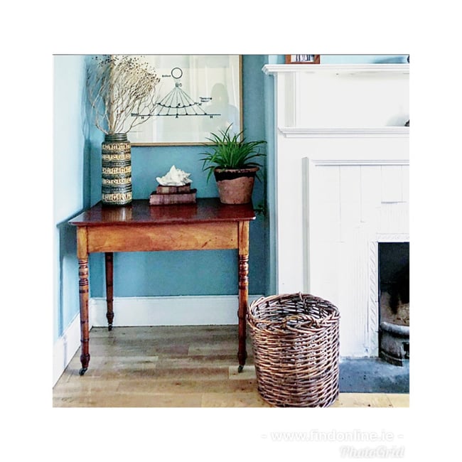 Georgian antique end table. 