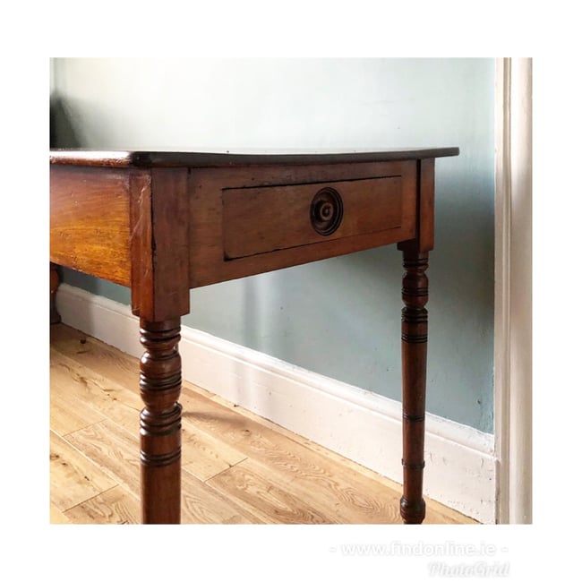 Georgian antique end table. 