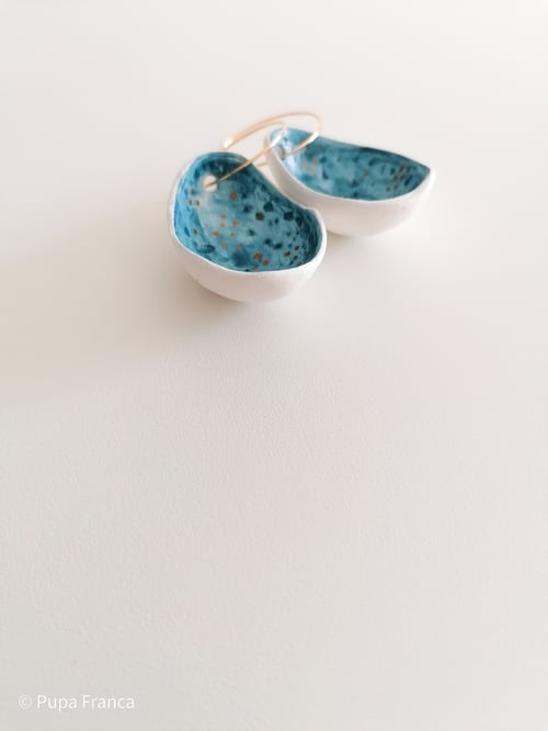 Image of Eggshell Earrings in blue with golden dots 