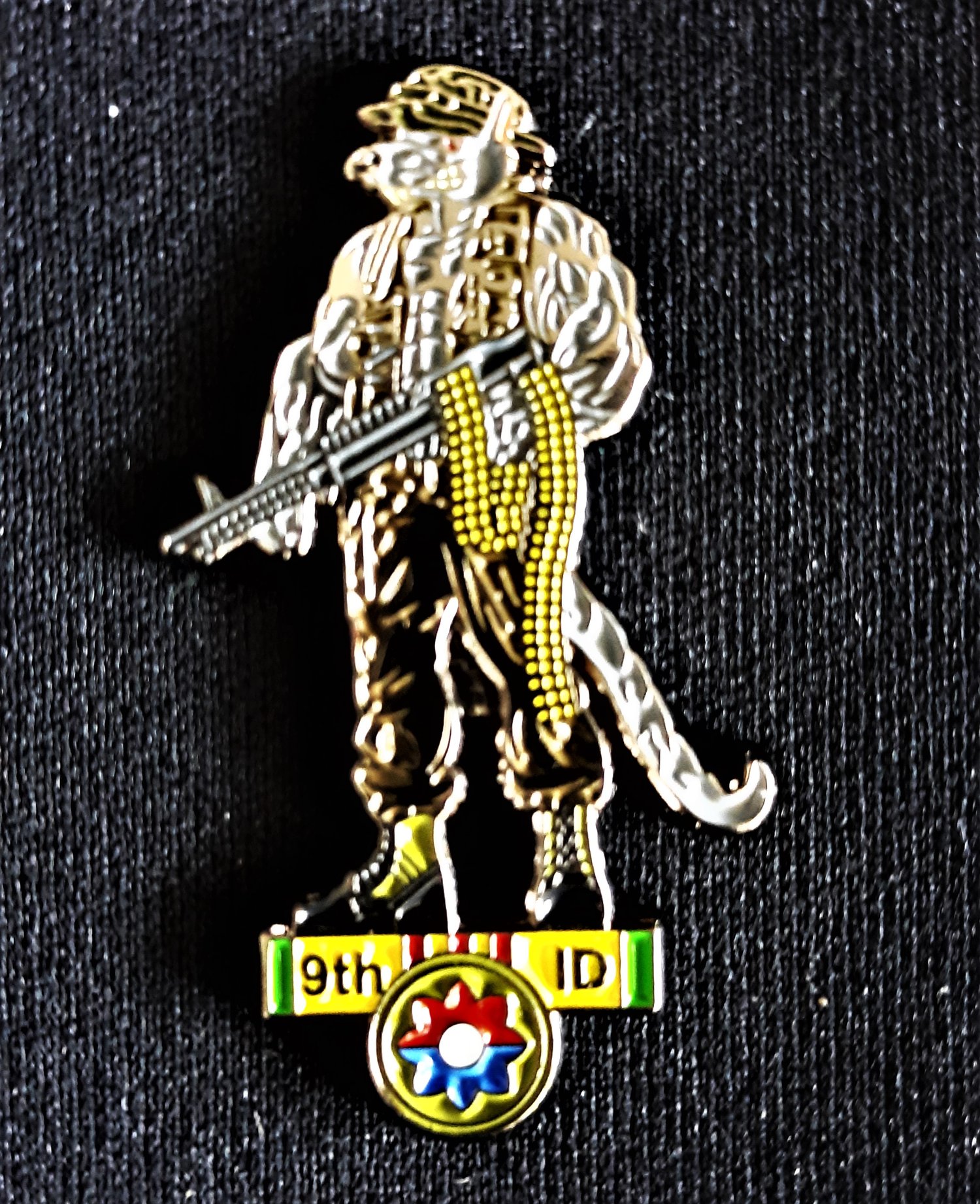 Image of Vietnam Veteran 9th Infantry Division Army River Rats Pin (Mobile Riverine Force)