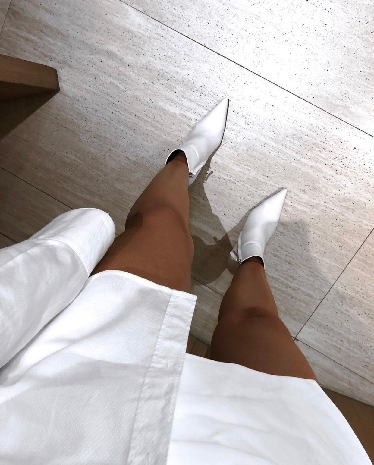 Image of WHITE POINTED TOE ANKLE BOOTIES (EU 39)