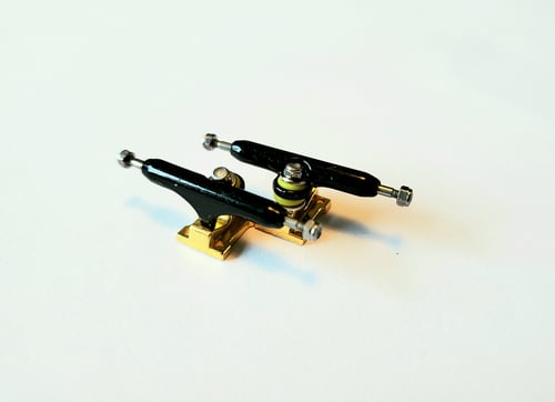 Image of More Fbs V4 Dual Tone trucks 32mm
