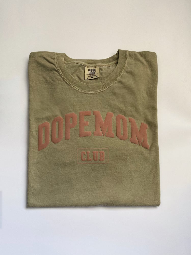 Image of NEUTRALS DOPEMOM CLUB TEE (PRE-ORDER) 