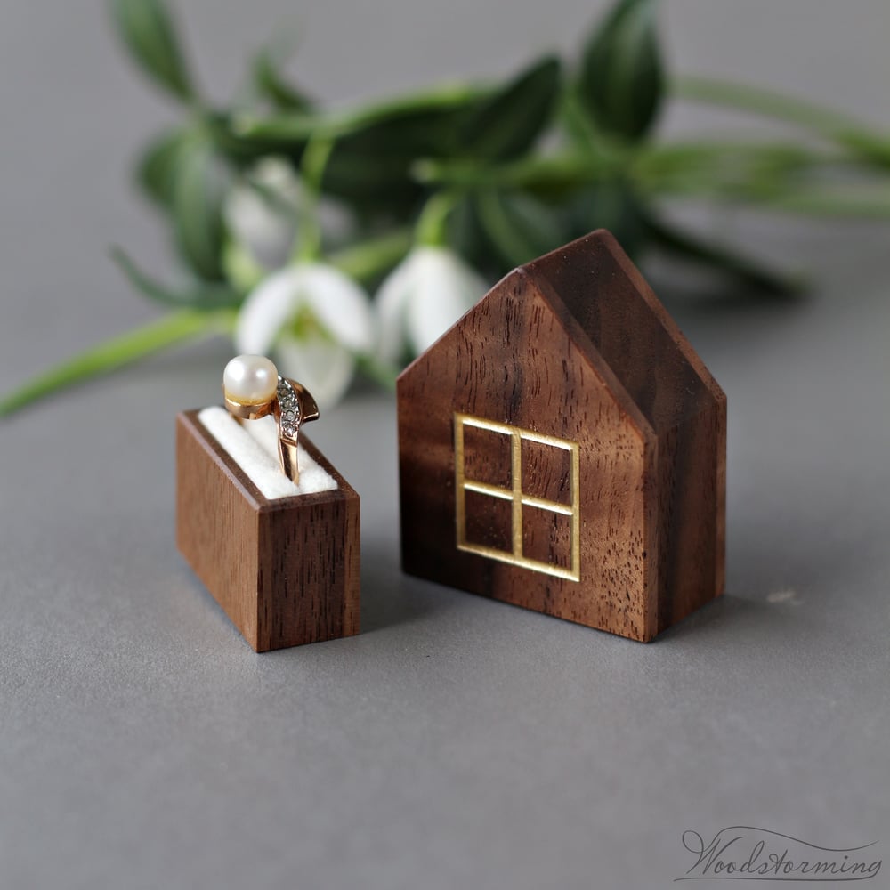 Image of Slim house proposal ring box with gold color window
