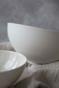 Image 2 of Stor skål med fugl og krystall glasur