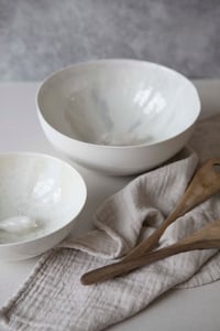 Image 5 of Stor skål med fugl og krystall glasur