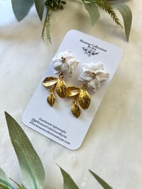 Image 3 of White flowers