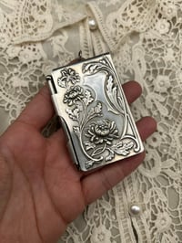Image 7 of Superbe carnet de bal plaqué argent, avec toutes ses feuilles, chrysanthèmes et œillets,1900