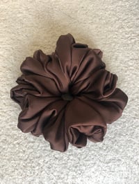 Image 16 of SCRUNCHIE OVERSIZED + STANDARD CHOCOLATE