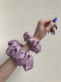 Image 10 of SCRUNCHIES OVERSIZED & STANDARD LILY/LILIA