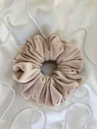 Image 7 of SCRUNCHIES OVERSIZED & STANDARD BEIGE/BEŻ