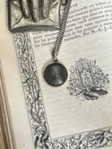 Superbe pendentif en argent guilloché, émail gris, poinçon charançon, XIXème siècle