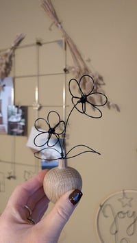 Image 2 of Bouquet duo de marguerites - vase bois