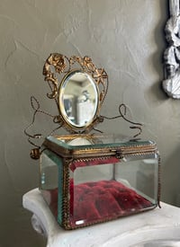 Image 13 of Très grand coffre à bijoux/reliquaire en verre biseauté, velours, miroir, XIXÈME s.