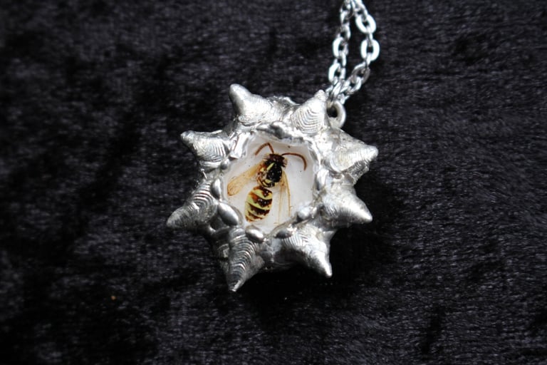 dead good wasp spiky necklace Image 9