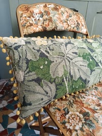 Image 2 of Coussin en canevas "Odette"