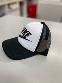 Image 2 of Nike trucker hat solid 2