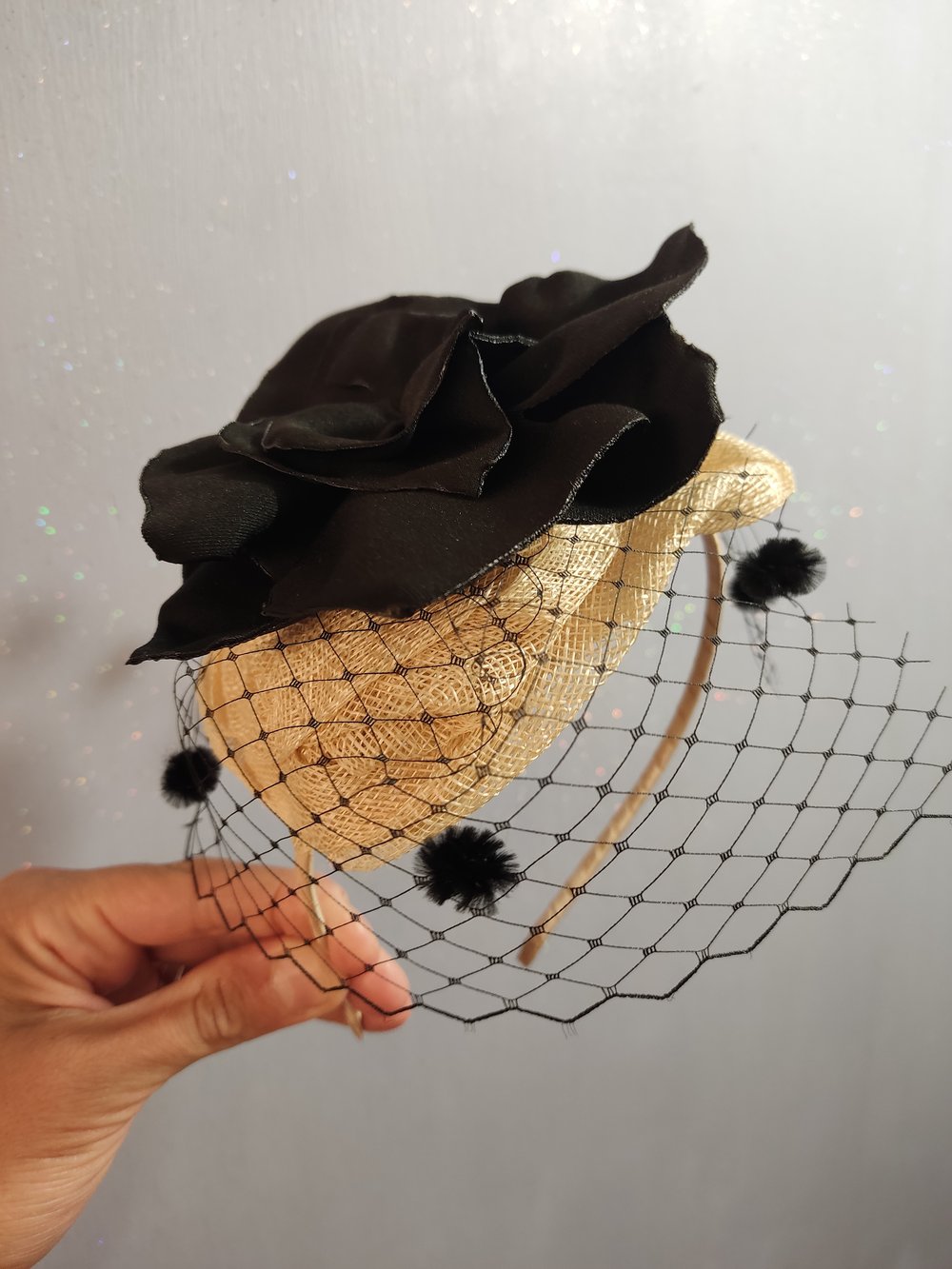 Image of Fascinator con veletta panna e nero