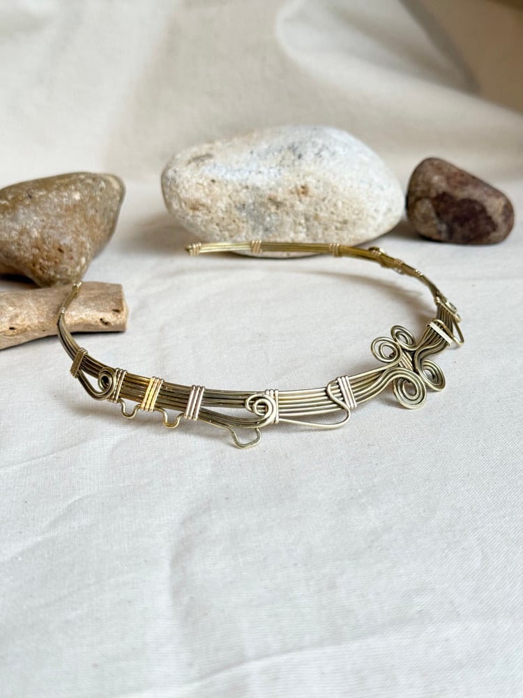 Image of Brass choker lines 