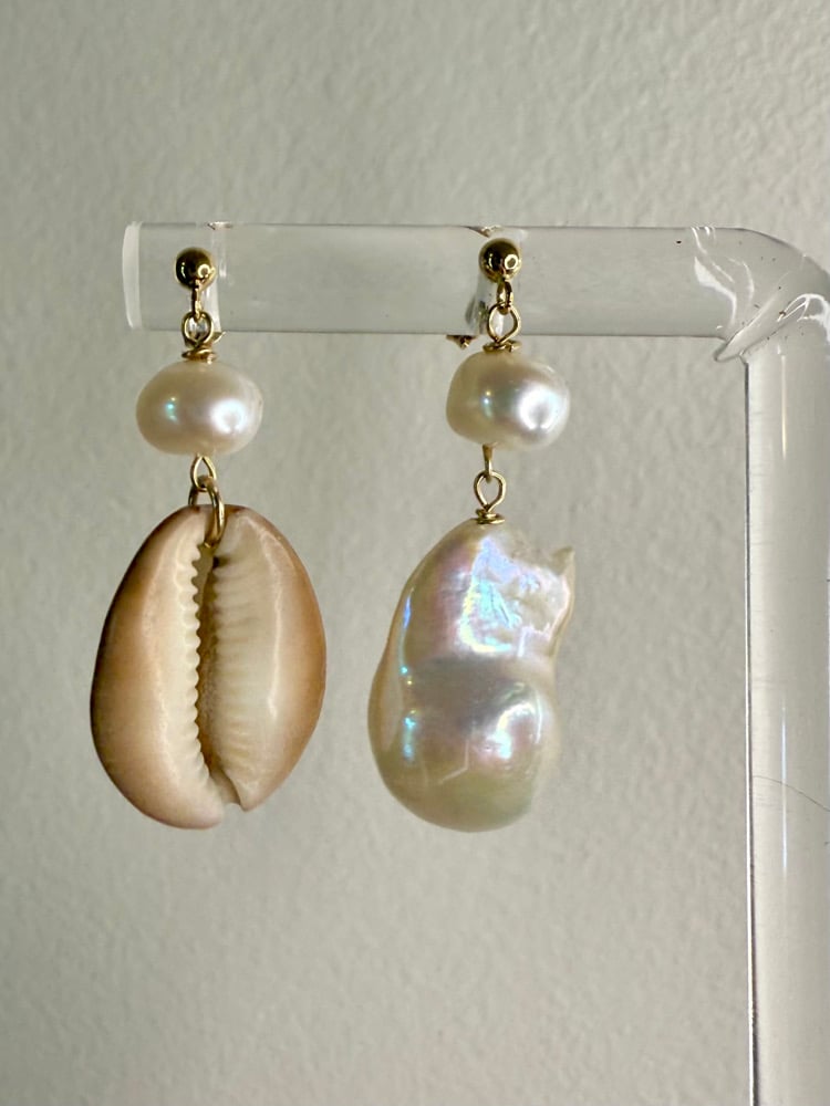 Image of Tan cowry and baroque stud earrings 