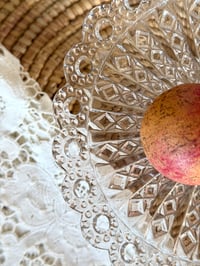 Image 4 of Coupe sur pied - verre moulé