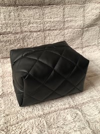 Image 3 of Kosmetyczka Eco skóra pikowana czarna w rozmiarze MIDI