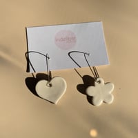 white heart and daisy asymmetrical earrings