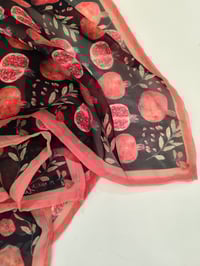 Image 1 of Pañuelo GRANÁ sobre negro