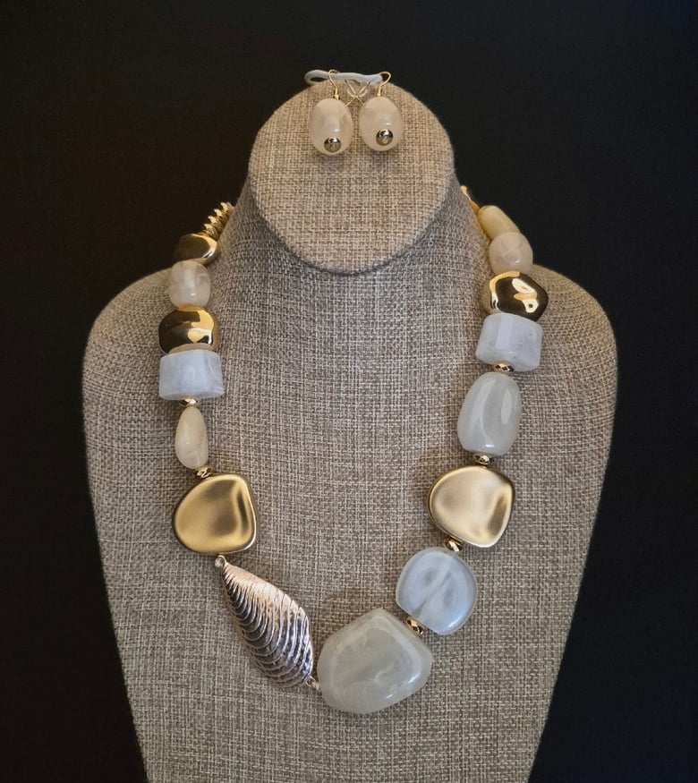 Image of Off White & Gold Fancy Necklace Set 