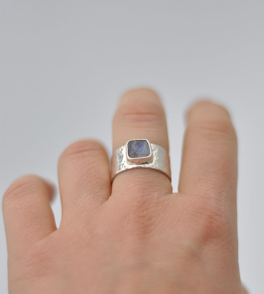 Image of Gehämmerter Boulder Opal Ring