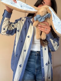 Image 3 of EN STOCK : DOUDOU MOTIF CŒUR BLEU ET SON COL 