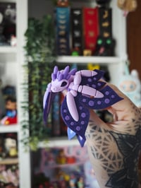 Image 3 of Dragón bebe morado llavero