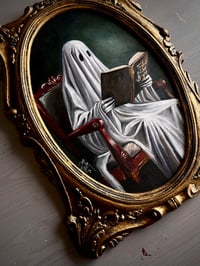 Image 6 of Fantasma en la silla leyendo 