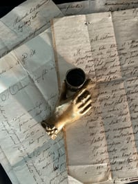 Image 8 of Bougeoir, presse papier en bronze massif, en forme de main, début 1900