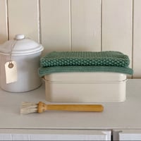 Image 1 of Petit torchon en tricot vert 
