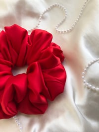 Image 3 of SCRUNCHIE OVERSIZED INTENSE RED/INTENSYWNA CZERWIEŃ