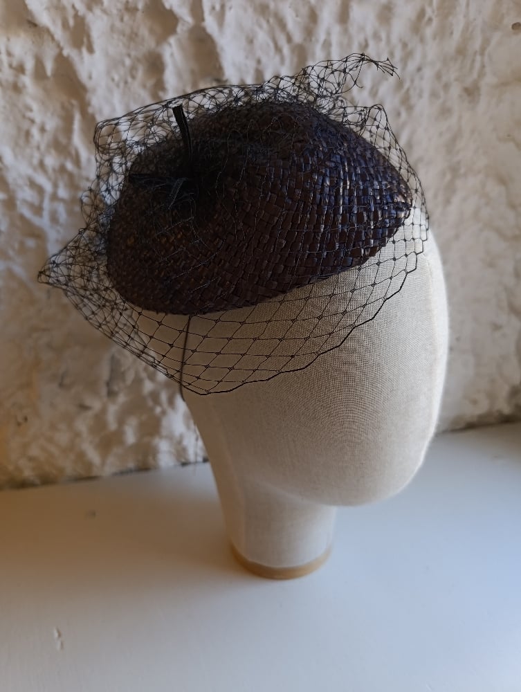 Image of Cappellino fascinator nero con veletta 