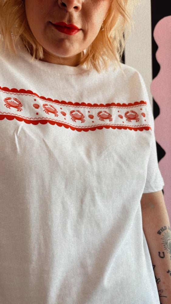 Image of hard shell soft heart crab graphics tee / jumper