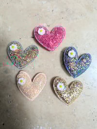 Image 1 of Broche coeur paquerette au choix 