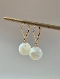 Image 1 of Boucles d'oreilles dormeuse nacre ronde