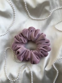 Image 2 of SCRUNCHIE STANDARD LILY/LILIA