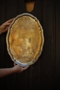 Image 1 of Grosses Serviertablett, wunderschön patiniert, oval, mit geschwungenem Rand