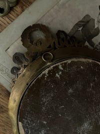 Image 5 of Grand miroir à main et à accrocher de style Louis XVI, bronze, XIX siècle. 179>149€