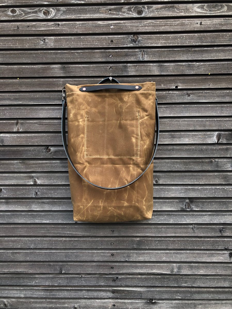 Image of Hobo bag in waxed canvas with vegetable tanned leather handles and crossbody strap