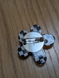 Image 2 of Broche Coqueliwoo damier 