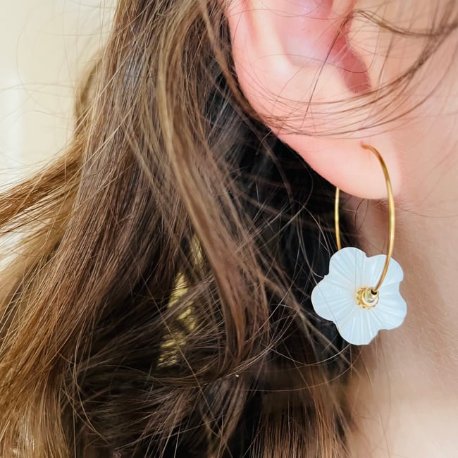 ROMY | Créoles perle fleur nacre